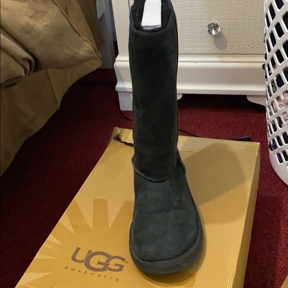 Uggs - Picture 2 of 5